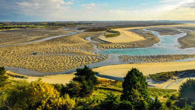 Vue aérienne du bout du monde à marée basse dans le havre de la Vanlée