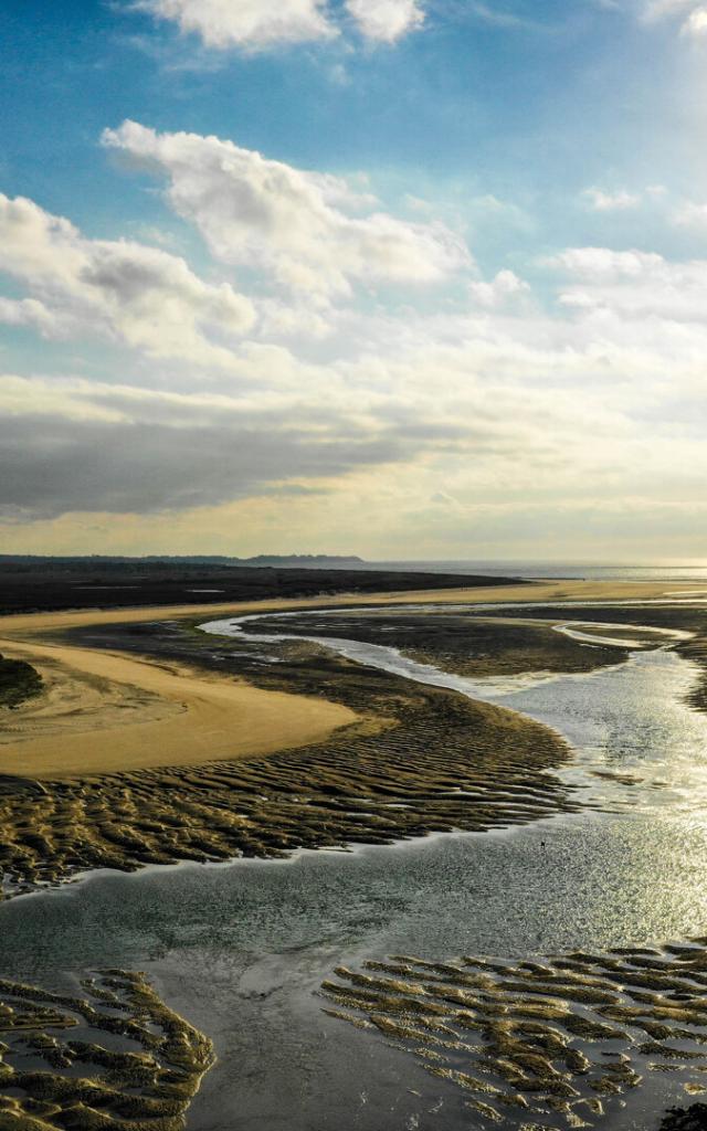 Vue aérienne du bout du monde à marée basse dans le havre de la Vanlée