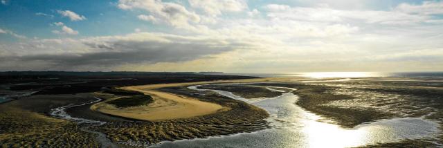 Vue aérienne du bout du monde à marée basse dans le havre de la Vanlée