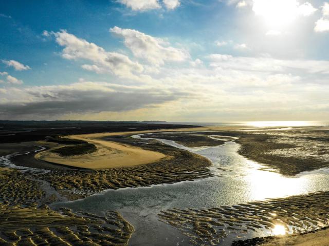 Vue aérienne du bout du monde à marée basse dans le havre de la Vanlée