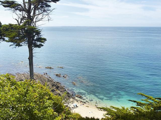 Vue sur la mer depuis le jardin du musée Christian Dior à Granville, situé à flanc de falaise