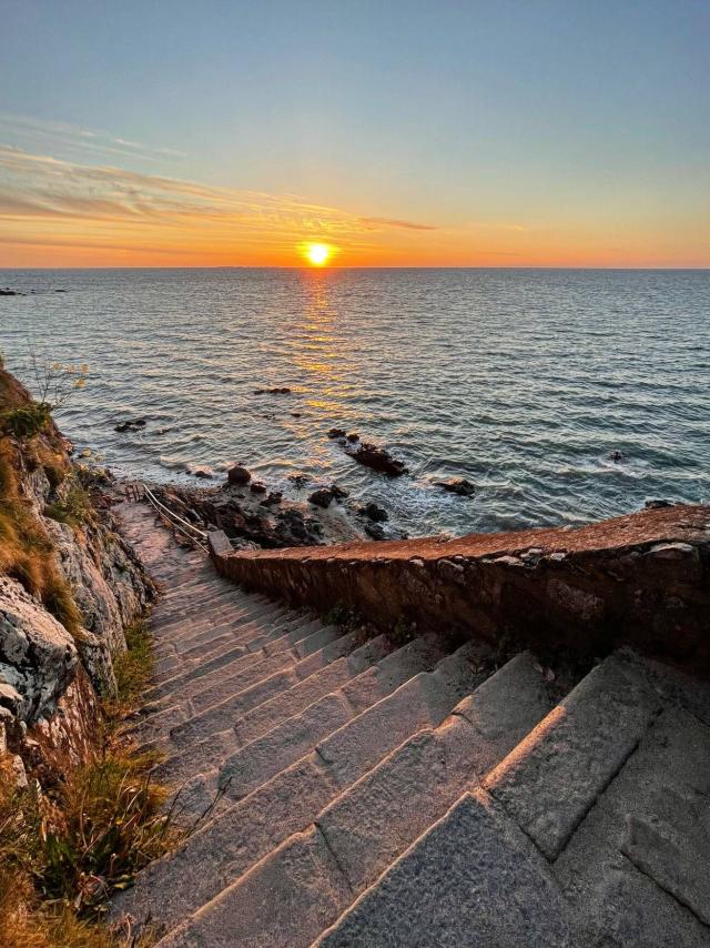 Escalier menant à la pointe du Roc à Granville