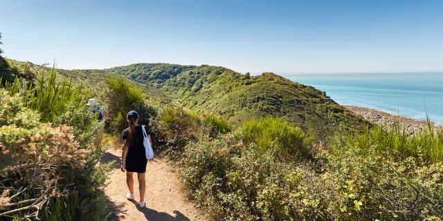 Walk on the cliffs surrounding the Lude valley