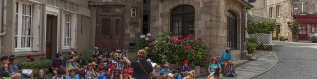 VISITE GUIDÉE DE LA HAUTEVILLE RÉALISÉE PAR LUCIE DE L'OFFICE DE TOURISME POUR DES SCOLAIRES VENUS DE SAINT ETIENNE. GRANVILLE, NORMANDIE, FRANCE. JUIN 2017.