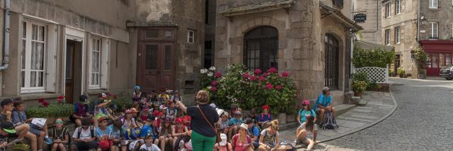 VISITE GUIDÉE DE LA HAUTEVILLE RÉALISÉE PAR LUCIE DE L'OFFICE DE TOURISME POUR DES SCOLAIRES VENUS DE SAINT ETIENNE. GRANVILLE, NORMANDIE, FRANCE. JUIN 2017.