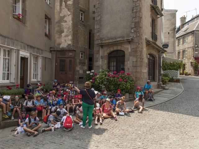 VISITE GUIDÉE DE LA HAUTEVILLE RÉALISÉE PAR LUCIE DE L'OFFICE DE TOURISME POUR DES SCOLAIRES VENUS DE SAINT ETIENNE. GRANVILLE, NORMANDIE, FRANCE. JUIN 2017.