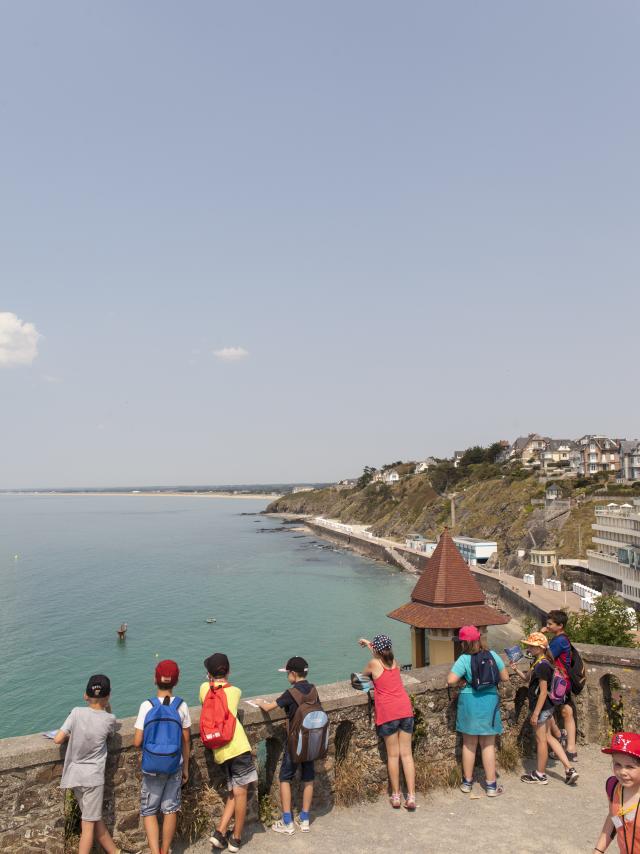 VISITE GUIDÉE DE LA HAUTEVILLE RÉALISÉE PAR LUCIE DE L'OFFICE DE TOURISME POUR DES SCOLAIRES VENUS DE SAINT ETIENNE. GRANVILLE, NORMANDIE, FRANCE. JUIN 2017.