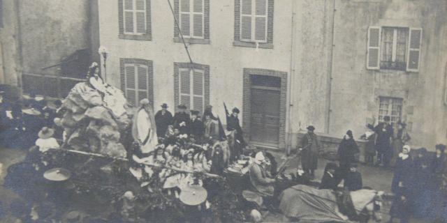 Défilé de chars pendant le Carnaval de Granville 1903