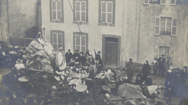 Défilé de chars pendant le Carnaval de Granville 1903