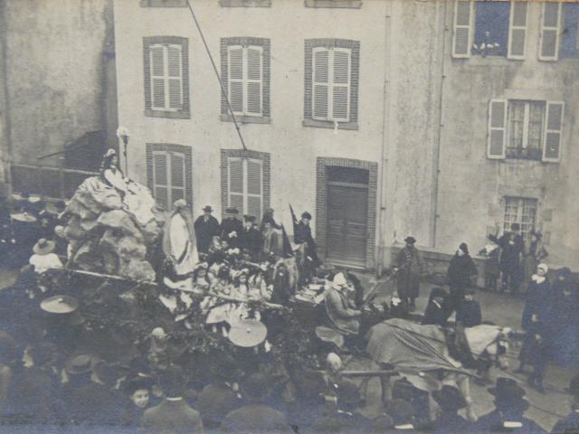 Défilé de chars pendant le Carnaval de Granville 1903