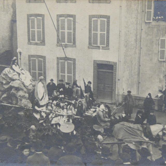 Défilé de chars pendant le Carnaval de Granville 1903