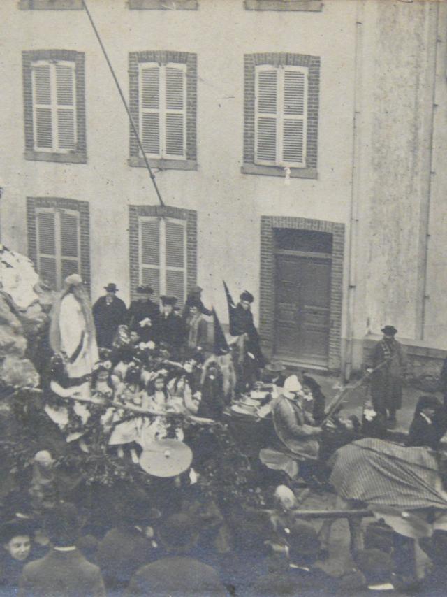 Défilé de chars pendant le Carnaval de Granville 1903