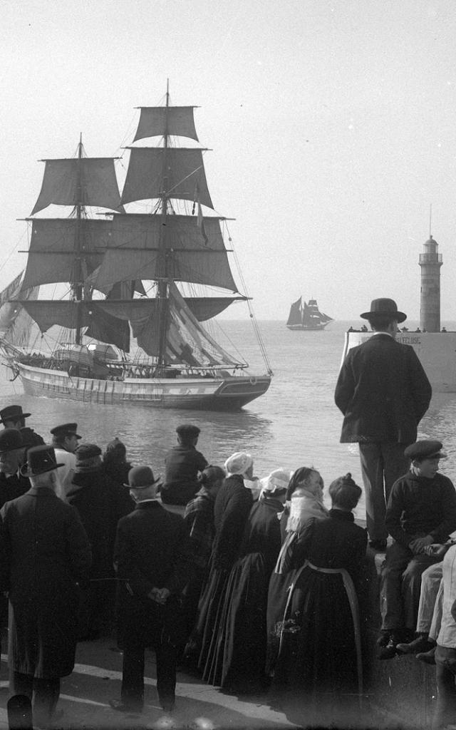 Departure for Newfoundland, leaving the port of Granville, photograph by Lucien Rudaux, circa 1910