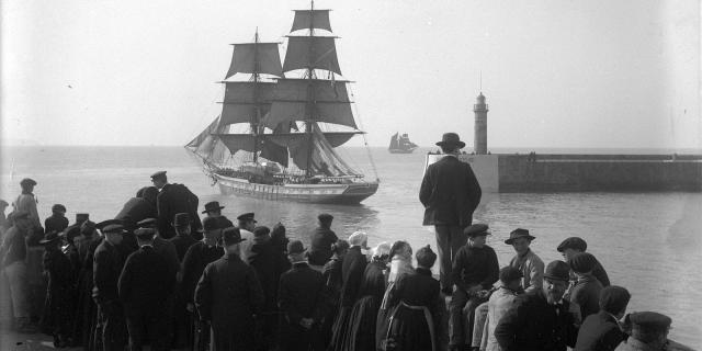 Départ pour Terre-Neuve, sortie du port de Granville, photographie de Lucien Rudaux, vers 1910