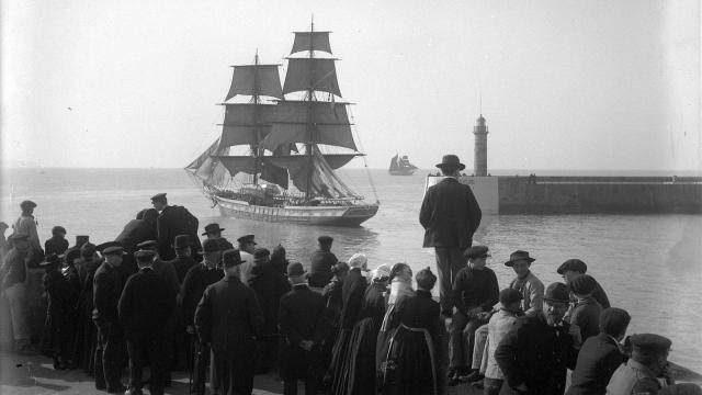 Départ pour Terre-Neuve, sortie du port de Granville, photographie de Lucien Rudaux, vers 1910