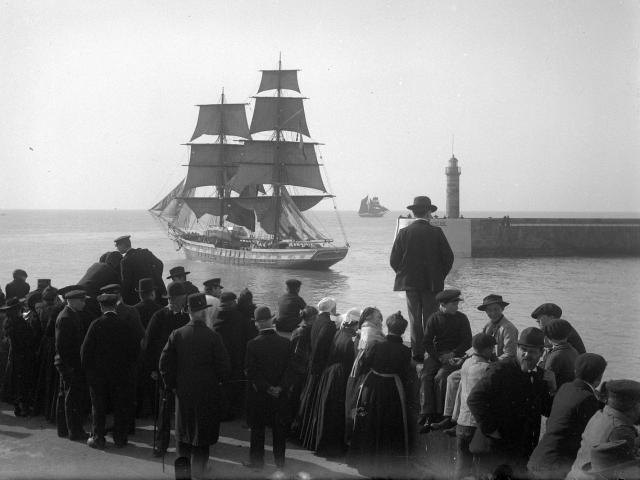 Départ pour Terre-Neuve, sortie du port de Granville, photographie de Lucien Rudaux, vers 1910