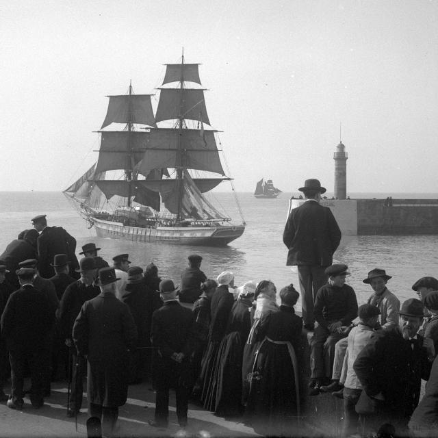 Départ pour Terre-Neuve, sortie du port de Granville, photographie de Lucien Rudaux, vers 1910