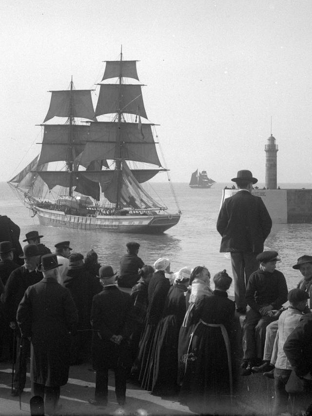 Départ pour Terre-Neuve, sortie du port de Granville, photographie de Lucien Rudaux, vers 1910