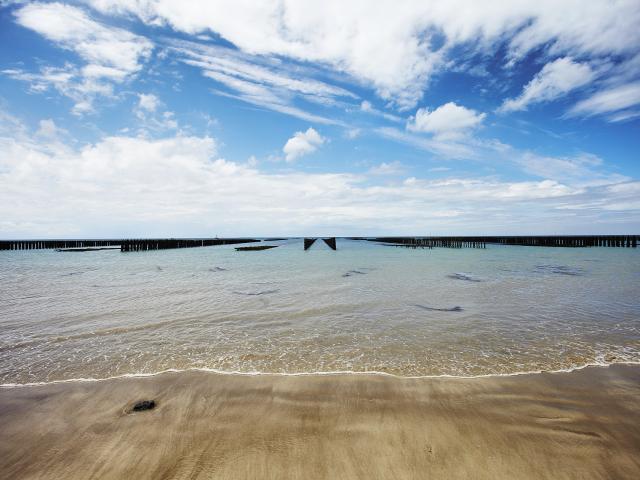 Les moulières de la plage de Bréville-sur-Mer apparaissent à marée basse