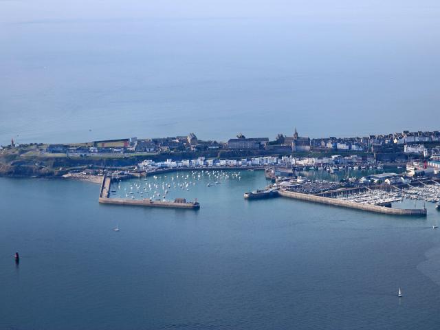 Granville dans le bleu du ciel et de la mer