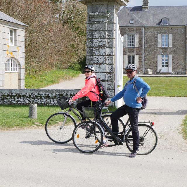 A Bicyclette Devant Le Manoir Du Mesnil Bas Credit Otgtm Estelle Cohier 34265 1920px