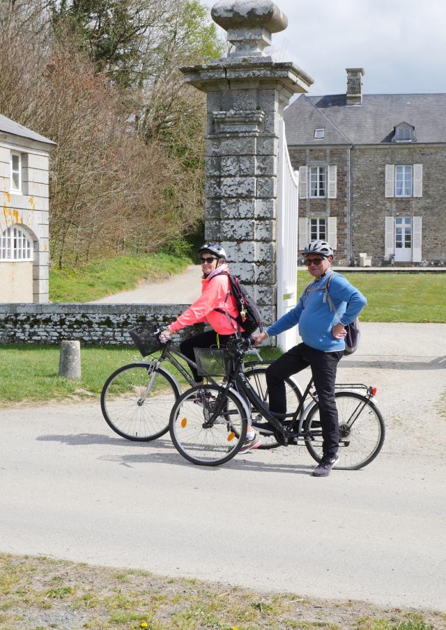 A Bicyclette Devant Le Manoir Du Mesnil Bas Credit Otgtm Estelle Cohier 34265 1920px