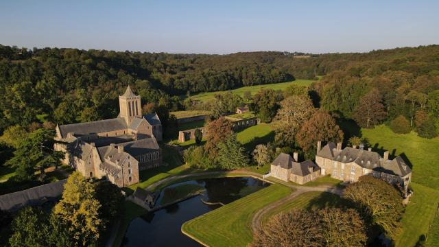 Vue aérienne de l'Abbaye de La Lucerne