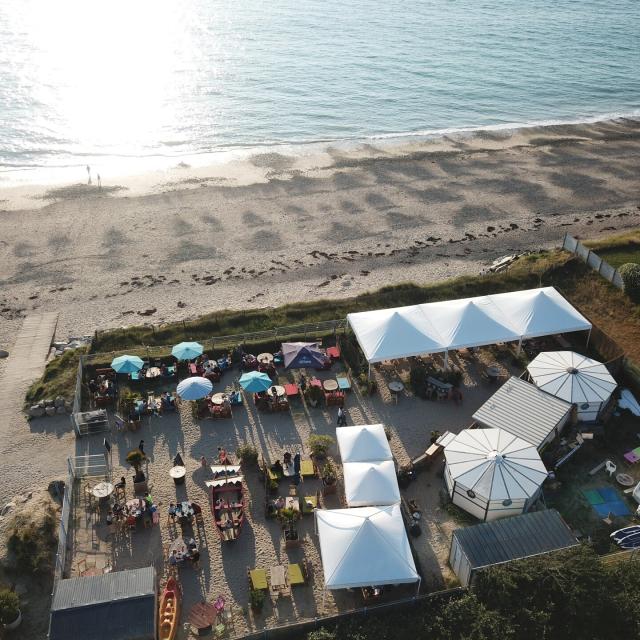 Vue aérienne du Bistrot de la Plage, paillotte à Donville-Les-Bains