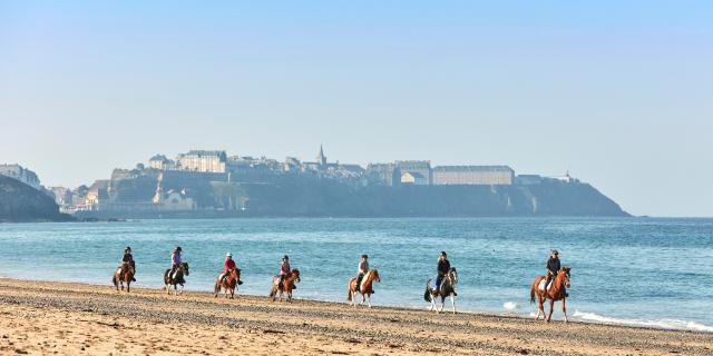 Randonneurs à cheval sur la plage