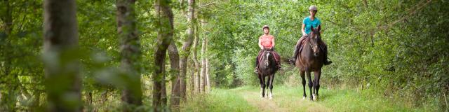 Randonneurs à cheval dans le bocage