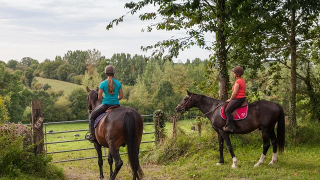 CAROLINE AND MATHILDE (INDEPENDENT RIDER) RIDE AROUND THE MESNIL STABLES BETWEEN BRÉHAL AND COUDEVILLE SUR MER. NORMANDY, FRANCE AUGUST 2017.