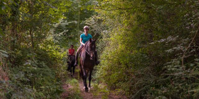 CAROLINE AND MATHILDE (INDEPENDENT RIDER) RIDE AROUND THE MESNIL STABLES BETWEEN BRÉHAL AND COUDEVILLE SUR MER. NORMANDY, FRANCE AUGUST 2017.