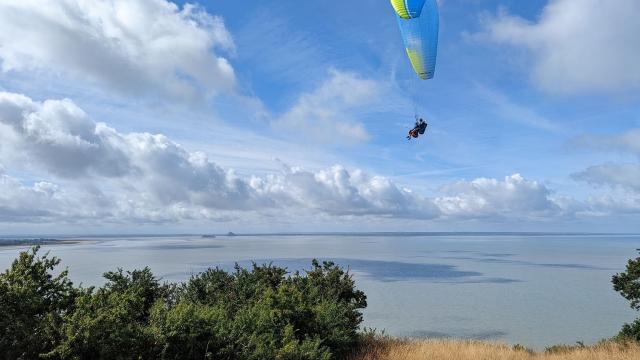 Univers du parapente 100% bord de mer avec Léo