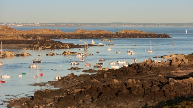 L'ARCHIPEL DES ÎLES CHAUSEY AU LARGE DE GRANVILLE EN ÉTÉ. LE SOUND, LES PLAGES DE PORT MARIE, PORT HOMARD ET GRANDE GRÈVE. CHAUSEY, NORMANDIE, FRANCE, AOUT 2016.