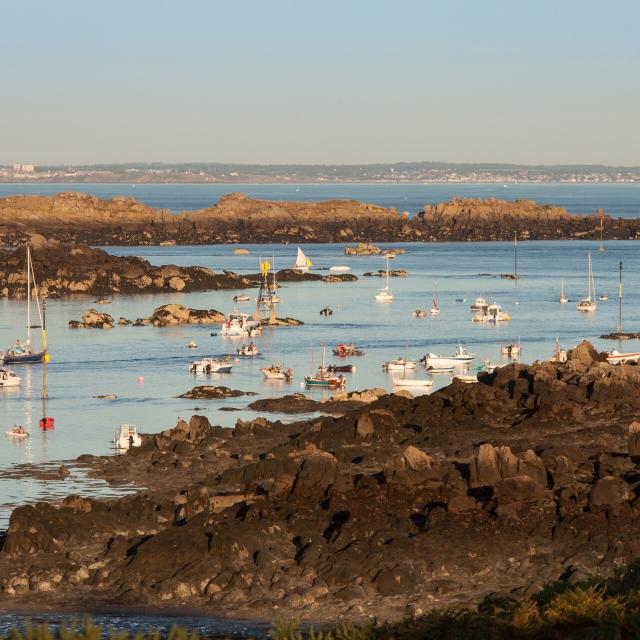 L'ARCHIPEL DES ÎLES CHAUSEY AU LARGE DE GRANVILLE EN ÉTÉ. LE SOUND, LES PLAGES DE PORT MARIE, PORT HOMARD ET GRANDE GRÈVE. CHAUSEY, NORMANDIE, FRANCE, AOUT 2016.