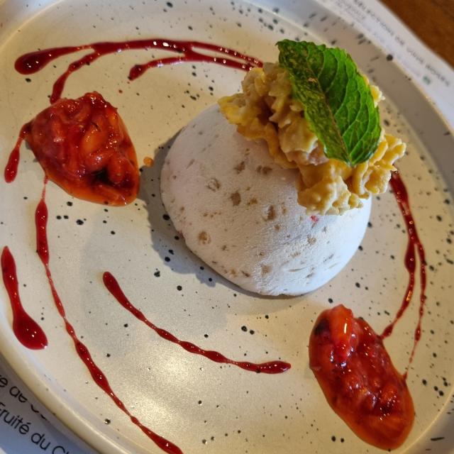 Nougat glacé, tartare de fraises et roses des sables au chocolat blanc