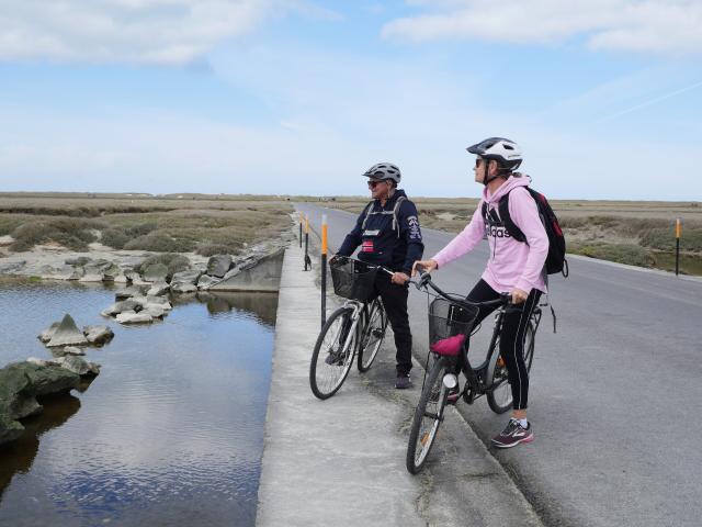 Balade à vélo sur la route submersible