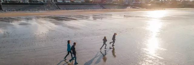 Balade en famille sur la plage de Jullouville