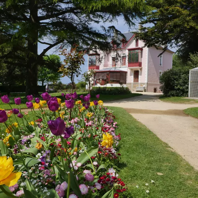 Musée et jardin Christian Dior au printemps