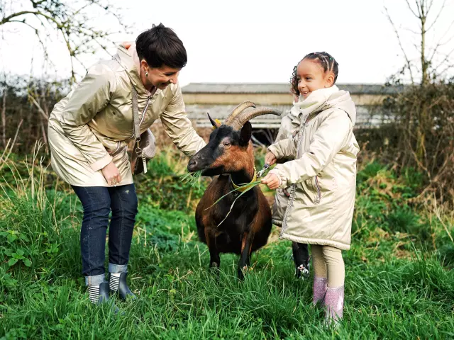 Visite de la ferme de La Chèvre Rit en famille