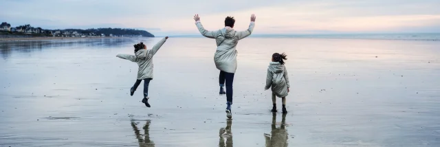 Balade en famille sur la plage de Jullouville en hiver