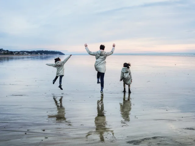 Balade en famille sur la plage de Jullouville en hiver