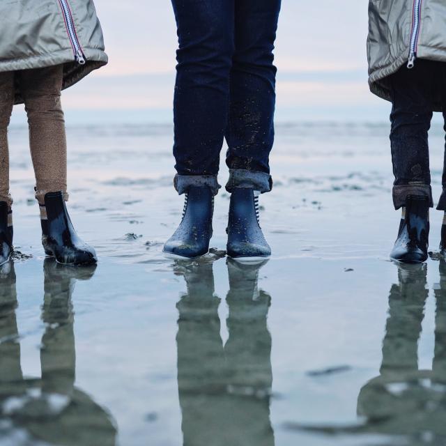 Balade en famille sur la plage de Jullouville en hiver