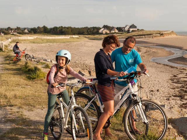 RANDO A VÉLO EN FAMILLE ET ENTRE AMIS A KAIRON DEVANT L'EMBOUCHURE DU THAR. SAINT PAIR SUR MER, NORMANDIE, FRANCE. JUIN 2017.