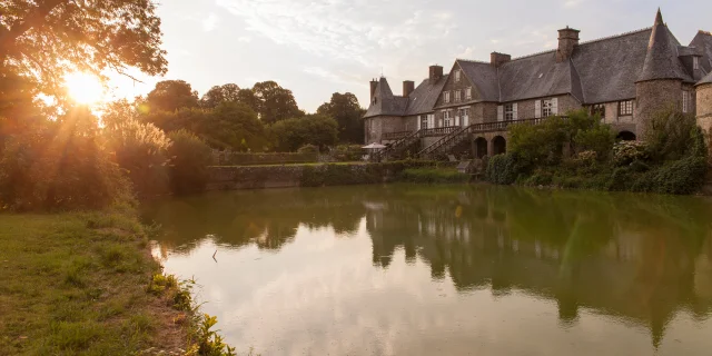 Le Logis d'Equilly et son plan d'eau au coucher du soleil