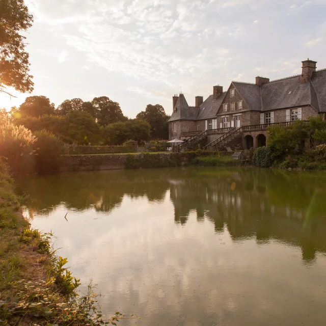 Le Logis d'Equilly et son plan d'eau au coucher du soleil