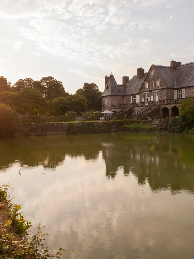 Le Logis d'Equilly et son plan d'eau au coucher du soleil