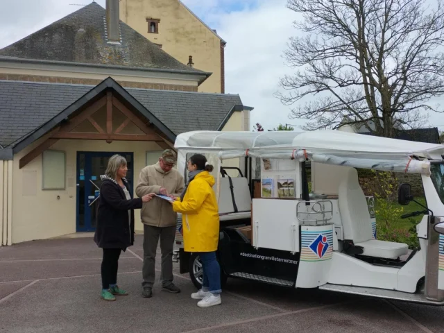 Des conseillers en séjour renseignent des visiteurs à Donville-les-Bains