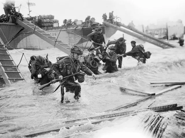 Commando débarquant d’un Landing Craft Infrantry dans la zone de Juno Beach, le 6 juin 1944