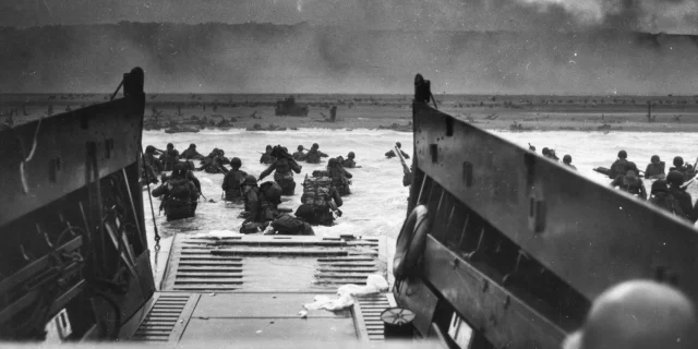 Troupes américaines débarquant à Omaha Beach le 6 juin 1944